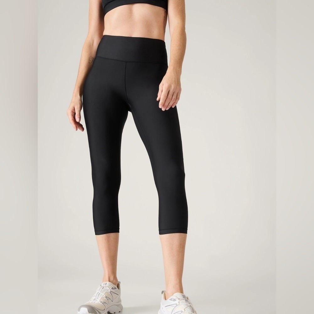 Athleta Black Contender Capri Leggings High Rise Zip Pocket S/405659 Small